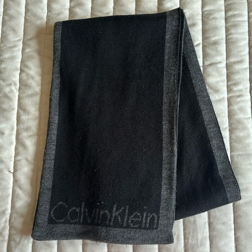 Calvin Klein Scarf (NEW W/O TAGS)